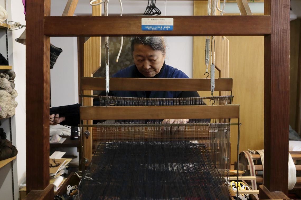 There are large and small tools for weaving a piece of pongee.