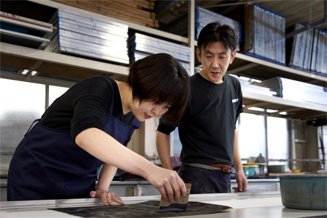 Let’s Dye a Placemat Using Ise Pattern Paper in this ‘Dye-Works Experience’!