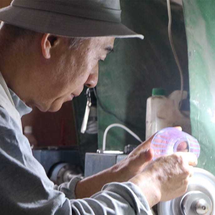 小林英夫造　江戸切子被硝子菊篭目切子皿　木箱付　口径14.5㎝東Y7-0819① 小林英夫造 江戸切子被硝子菊篭目切子皿 木箱付 口径14.5