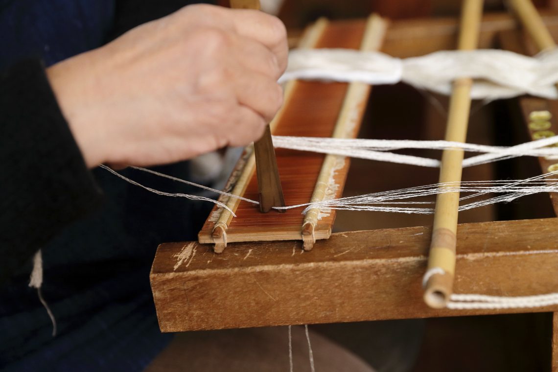 一枚の紬を織るための、大小さまざまな道具。 - 東京手仕事(TOKYO Teshigoto)