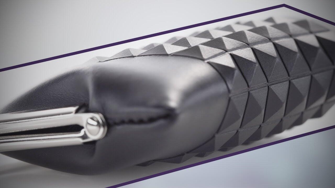 画像：革のピラミッド 